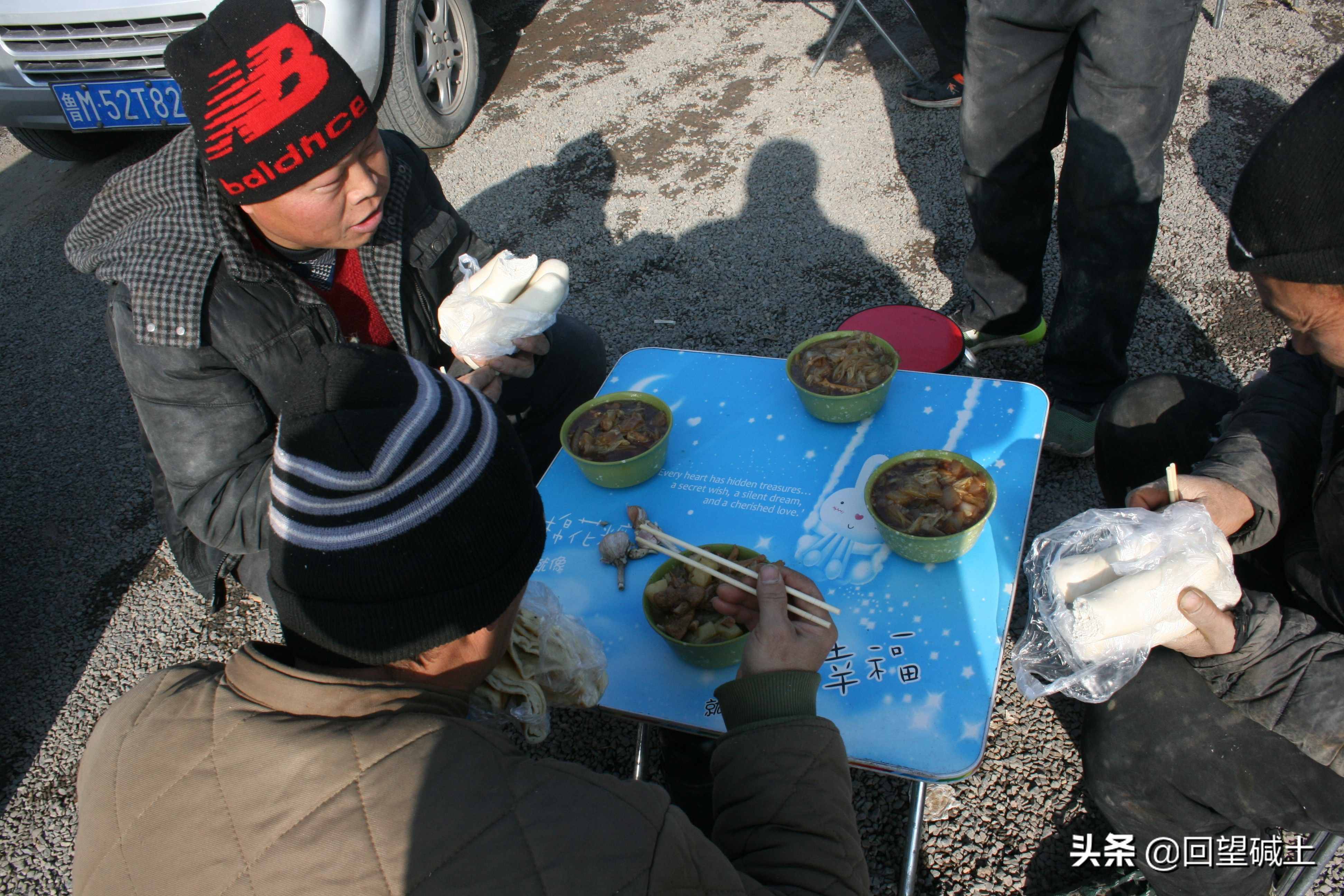 什么叫風(fēng)餐露宿？ 請(qǐng)看這些建設(shè)者