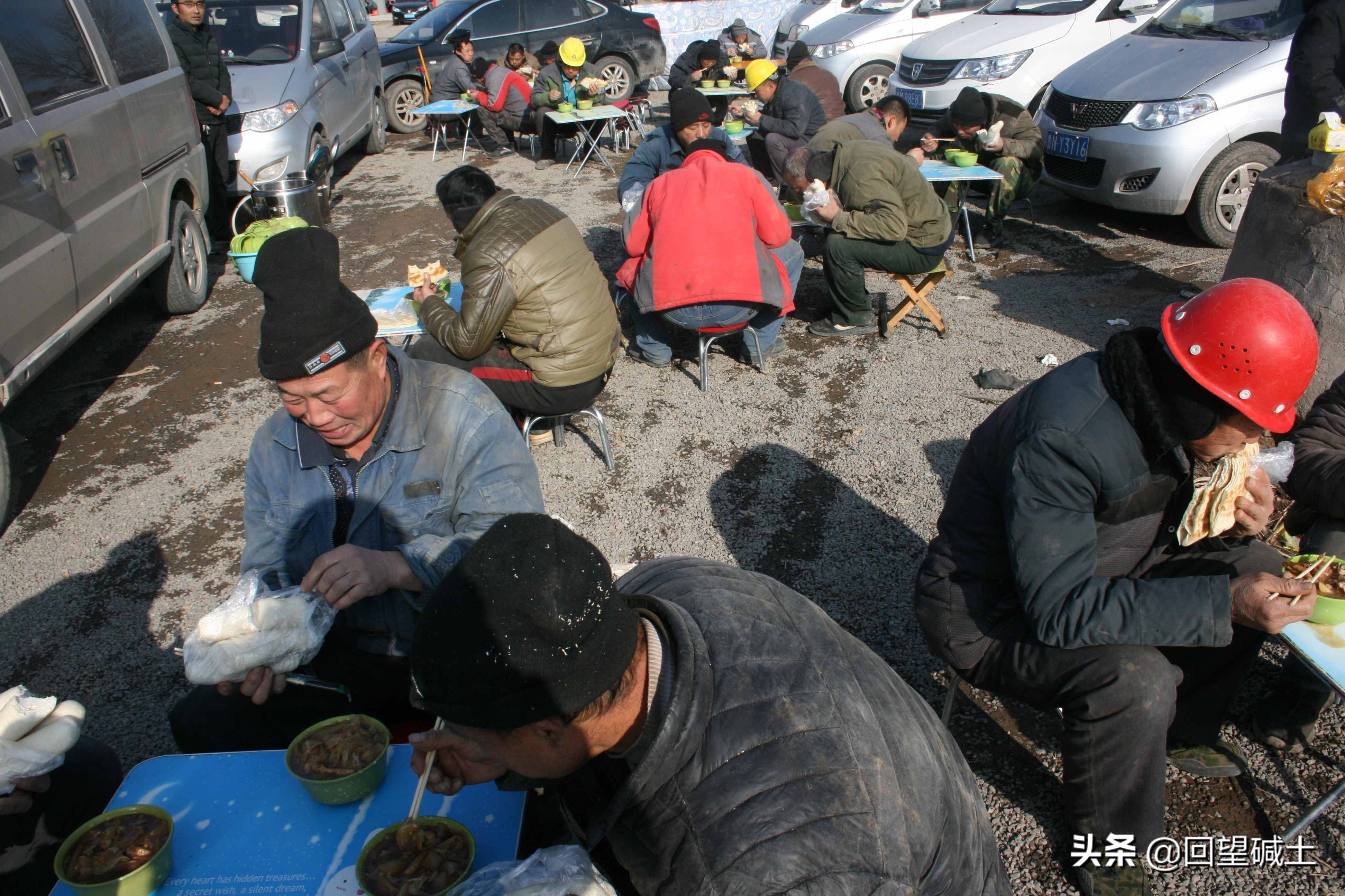 什么叫風(fēng)餐露宿？ 請(qǐng)看這些建設(shè)者