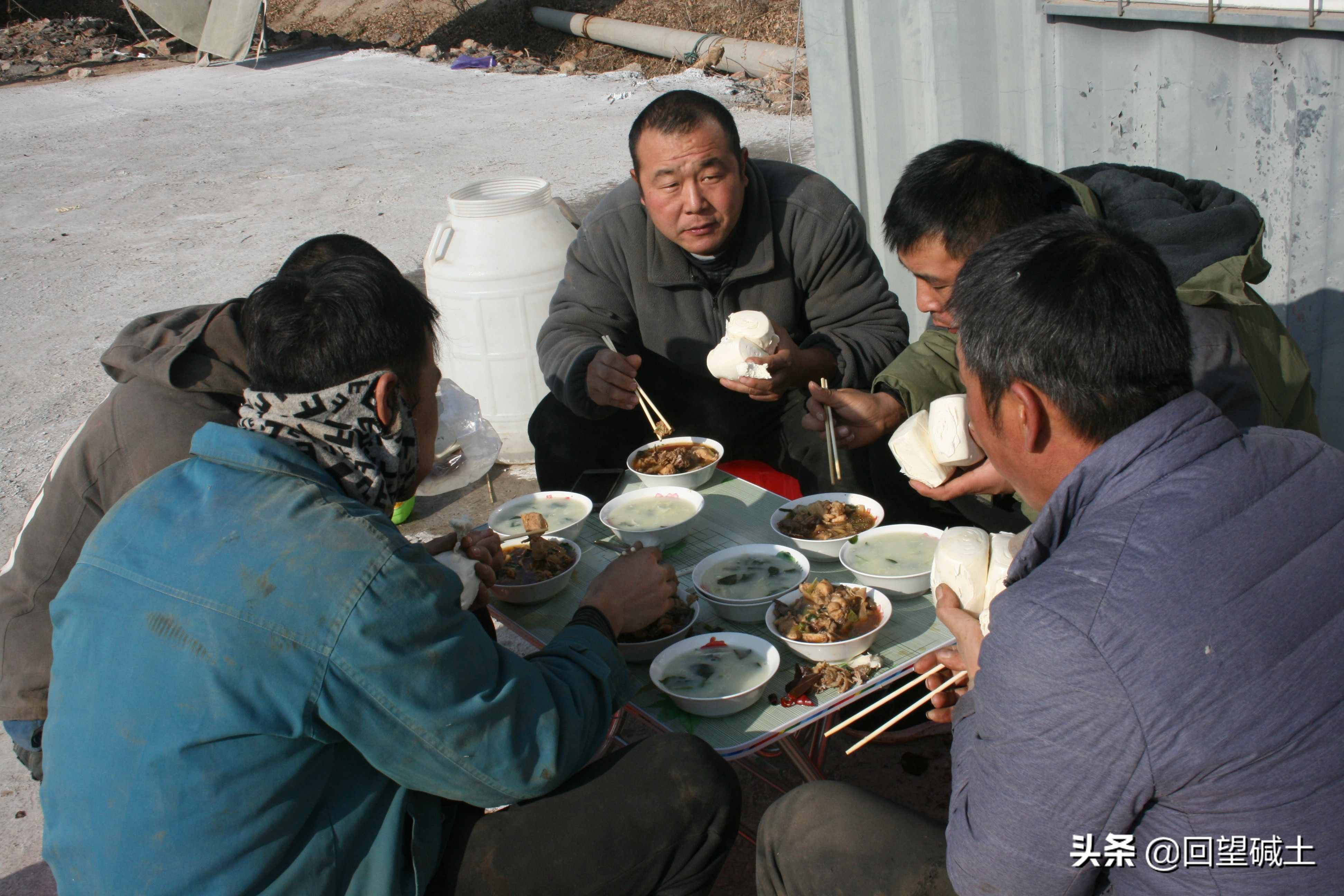 什么叫風(fēng)餐露宿？ 請(qǐng)看這些建設(shè)者