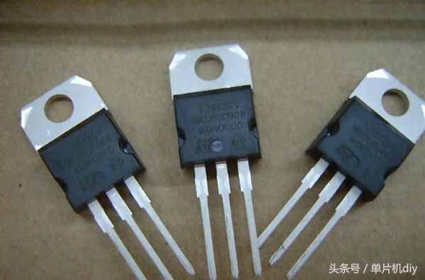 三端穩(wěn)壓管的使用方法講解，輕松實(shí)現(xiàn)5v12v17v電源設(shè)計(jì)