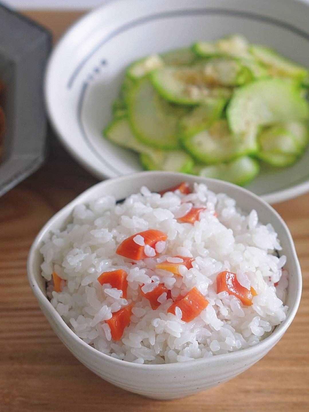 一個(gè)人煮飯?zhí)闊?？用微波爐10分鐘煮米飯，比電飯鍋煮的還好吃