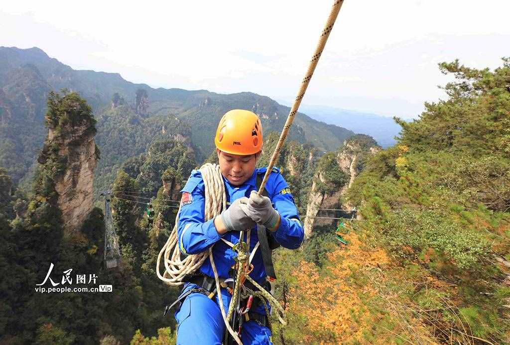 湖南張家界：行走絕壁撿垃圾 保護生態(tài)環(huán)境