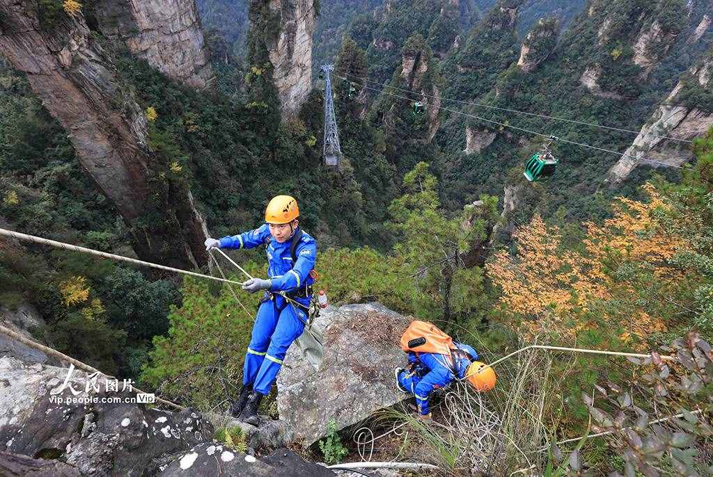 湖南張家界：行走絕壁撿垃圾 保護生態(tài)環(huán)境