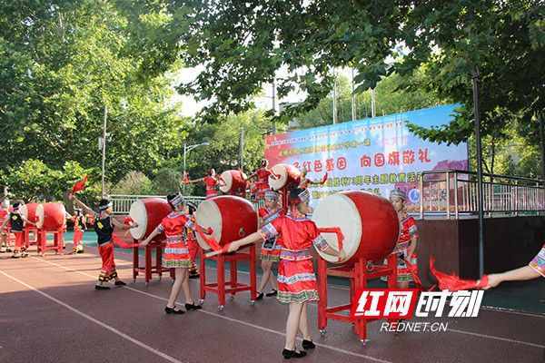 長(zhǎng)沙：開(kāi)學(xué)第一天 萬(wàn)朵“勝利花”綻放在校園