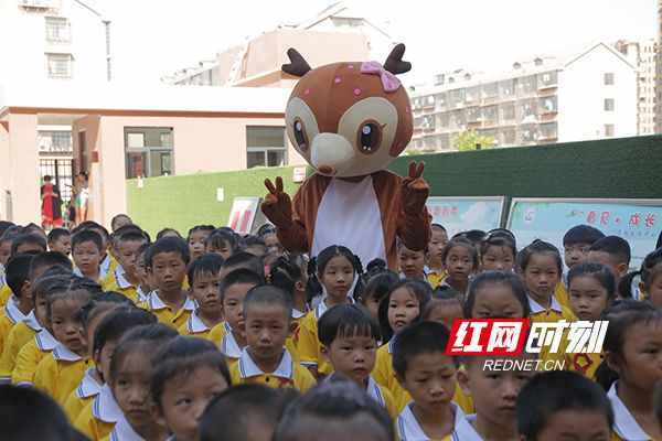 長(zhǎng)沙：開(kāi)學(xué)第一天 萬(wàn)朵“勝利花”綻放在校園