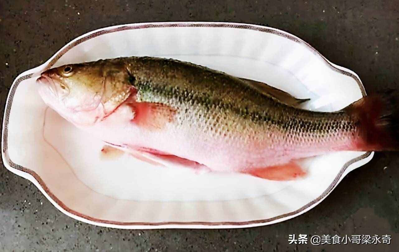 做清蒸魚，放鹽放料酒就錯(cuò)了，大廚教你正確方法，魚肉鮮嫩還不腥