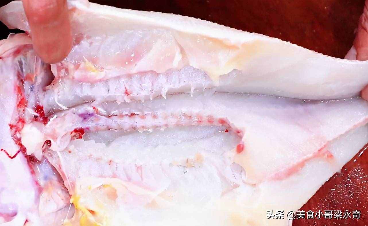 做清蒸魚，放鹽放料酒就錯(cuò)了，大廚教你正確方法，魚肉鮮嫩還不腥