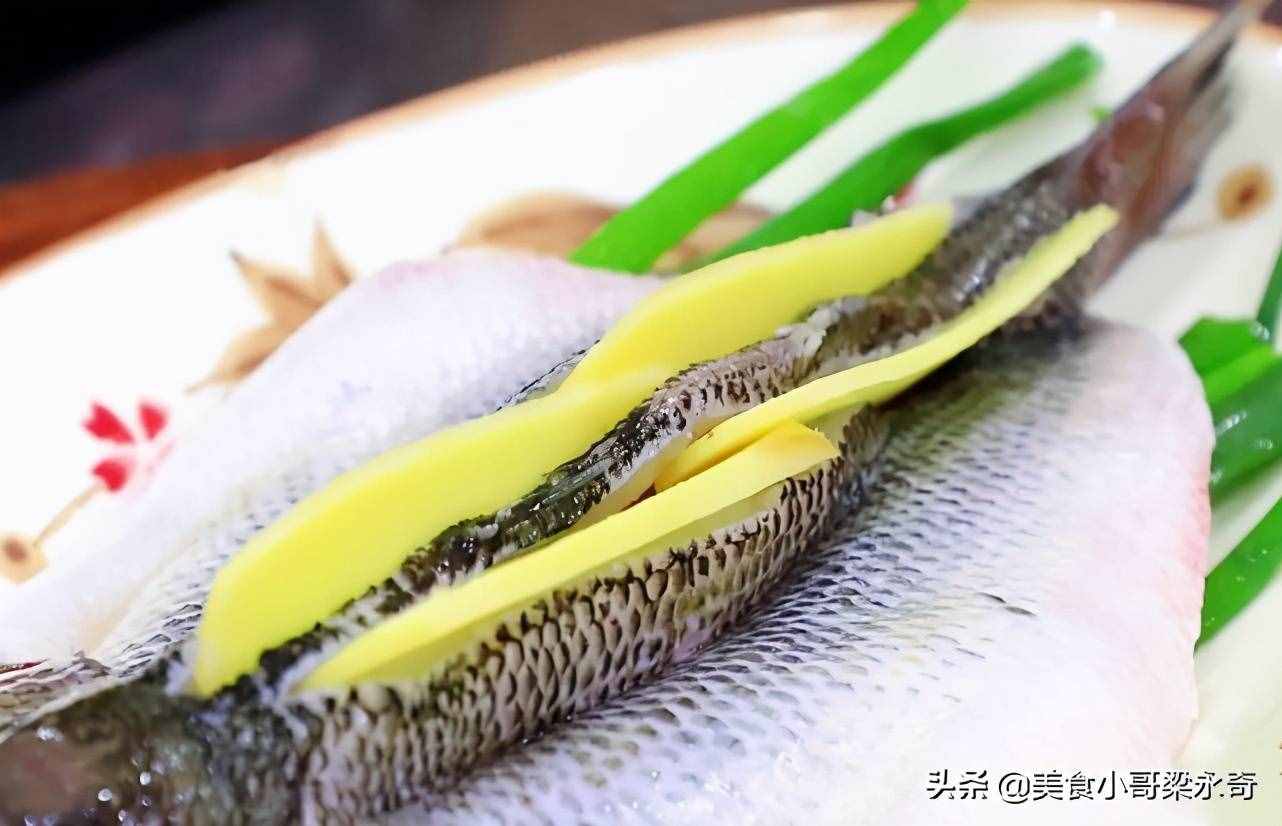 做清蒸魚，放鹽放料酒就錯(cuò)了，大廚教你正確方法，魚肉鮮嫩還不腥