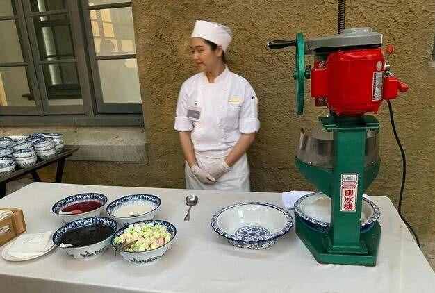 林志玲婚宴場地布置簡單浪漫，菜品色澤亮麗，還為賓客提供刨冰