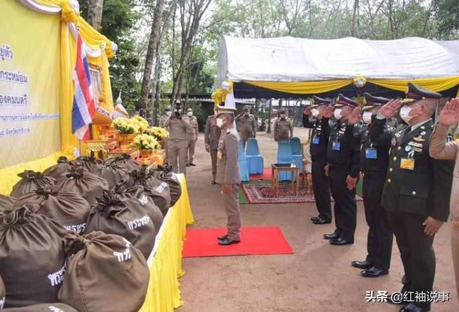 43歲蘇提達(dá)暫停宮斗，心系蒼生投身公益，比詩(shī)妮娜格局大多了