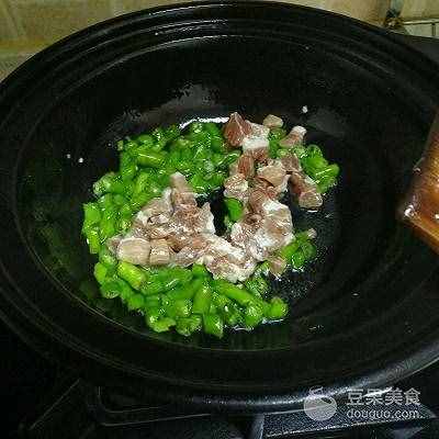 毛豆炒肉的做法