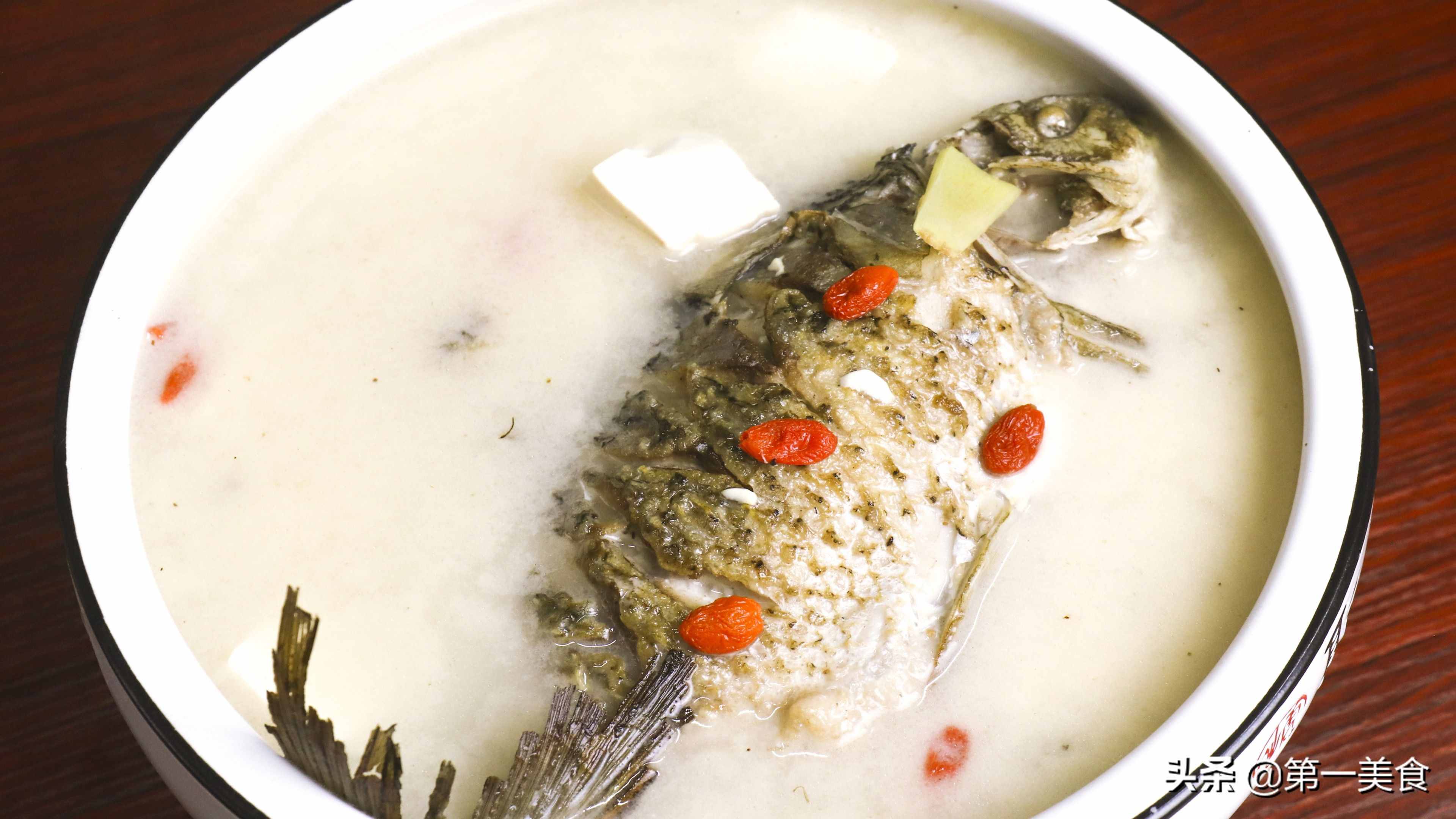 鯽魚燉豆腐如何做湯白味鮮？學會2個小技巧，湯鮮不腥不破皮