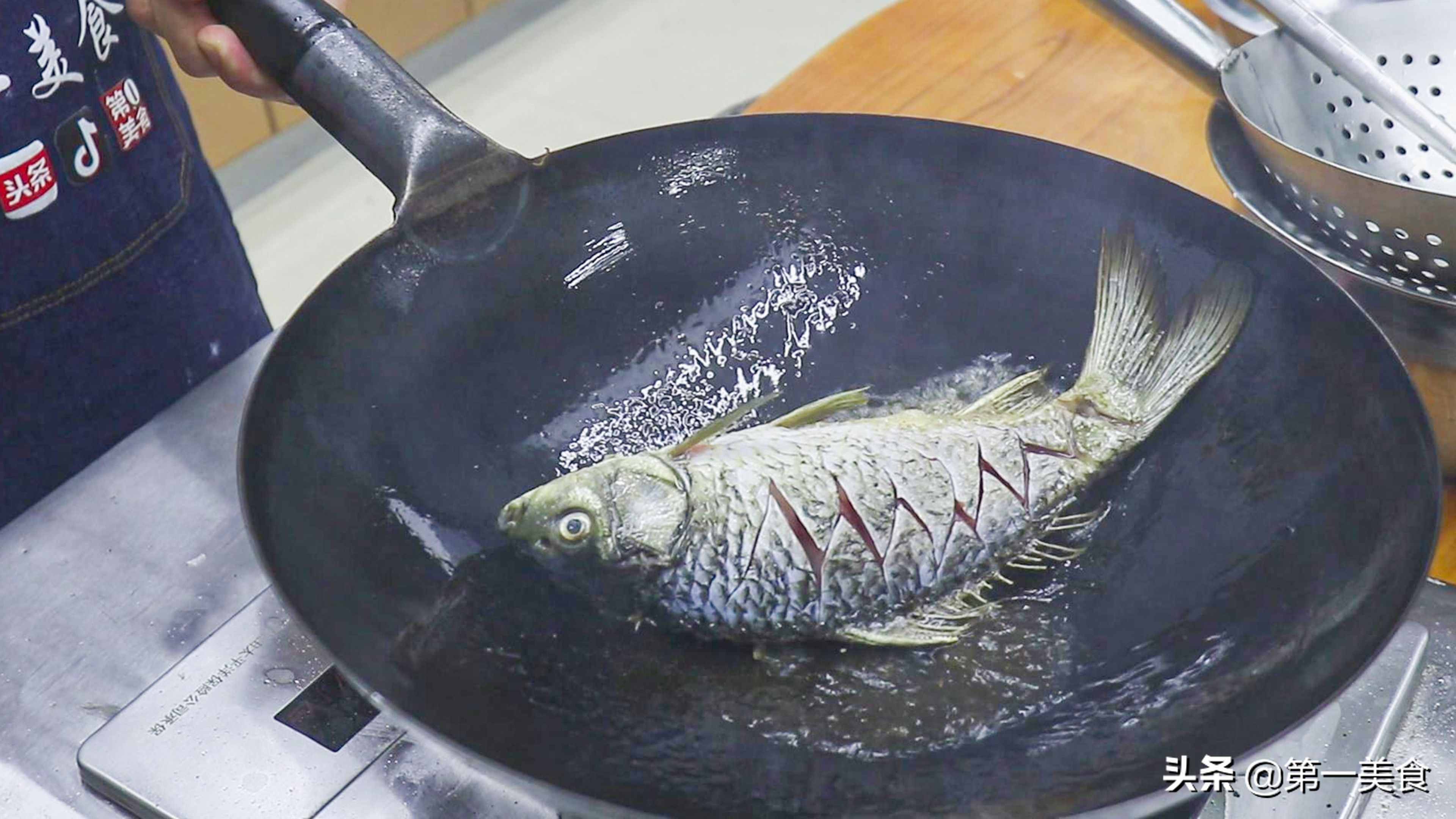 鯽魚燉豆腐如何做湯白味鮮？學會2個小技巧，湯鮮不腥不破皮