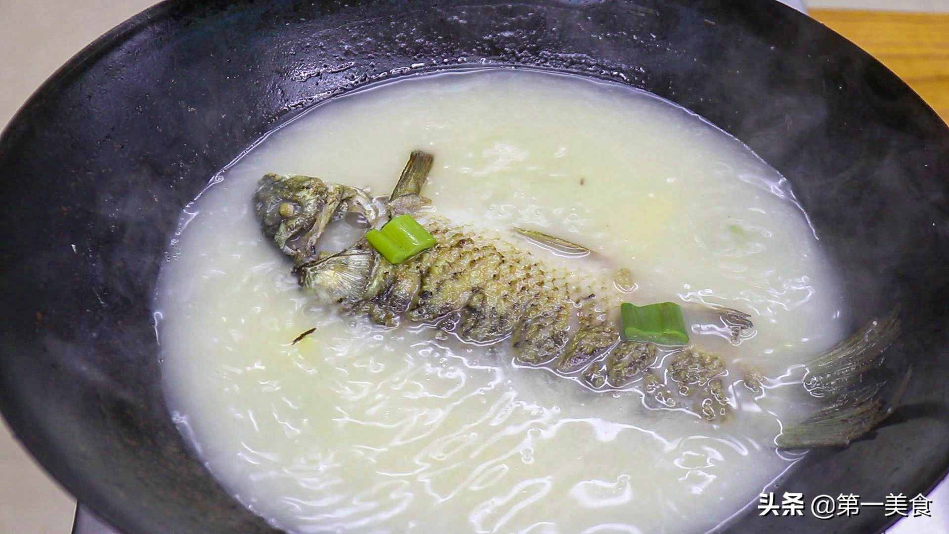 鯽魚燉豆腐如何做湯白味鮮？學會2個小技巧，湯鮮不腥不破皮