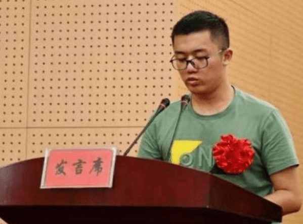湖南狀元高考16歲考入北大，大三退學(xué)復(fù)讀考清華，卻被稱985廢物