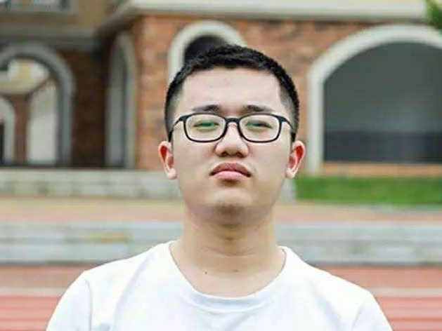 湖南狀元高考16歲考入北大，大三退學(xué)復(fù)讀考清華，卻被稱985廢物