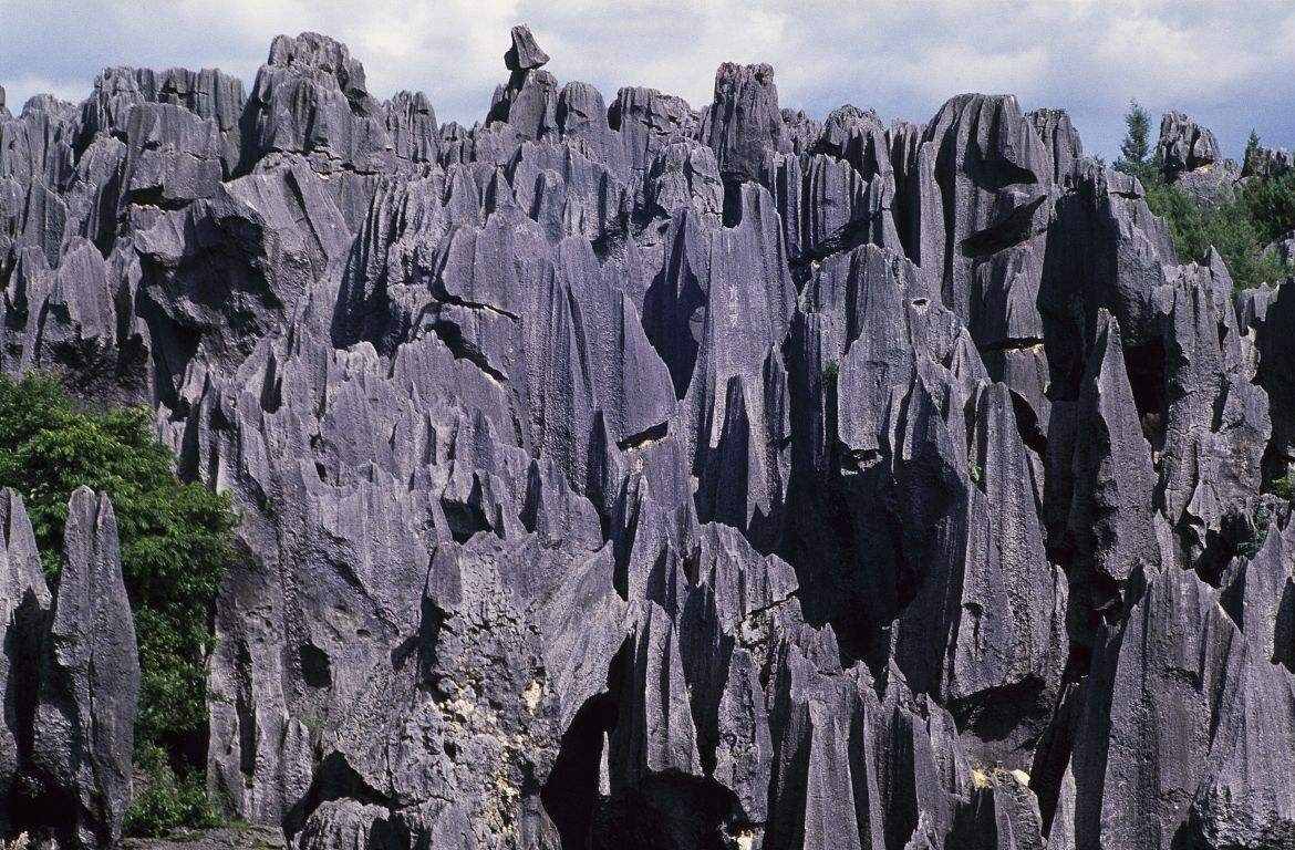 喀斯特地貌：從石林、溶洞、暗河到天坑，流水溶蝕地貌的典型代表