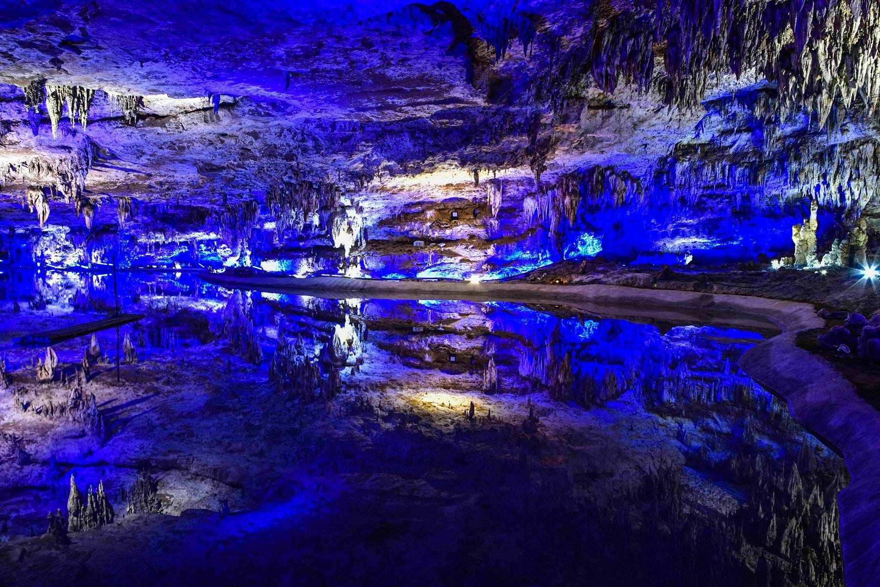 喀斯特地貌：從石林、溶洞、暗河到天坑，流水溶蝕地貌的典型代表