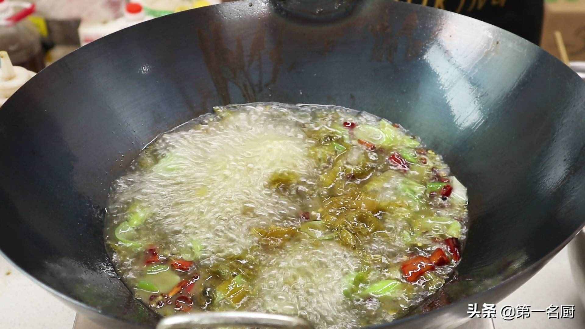 水煮牛肉想要做得好吃，要記住關(guān)鍵這一步，麻辣醇香，滑嫩不柴