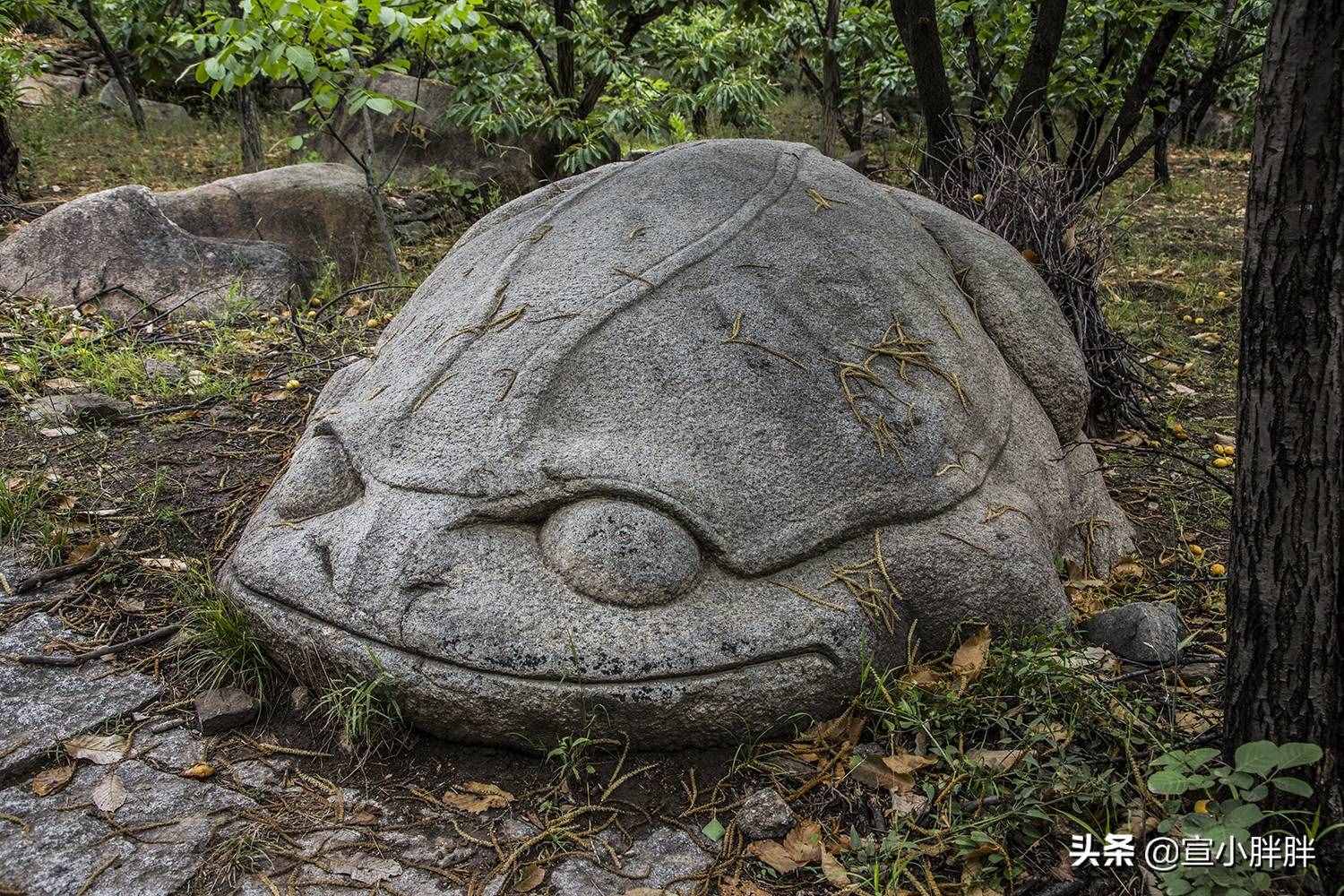 北京懷柔的鱗龍山自然風(fēng)景區(qū)，奇峰怪石，滿山果香