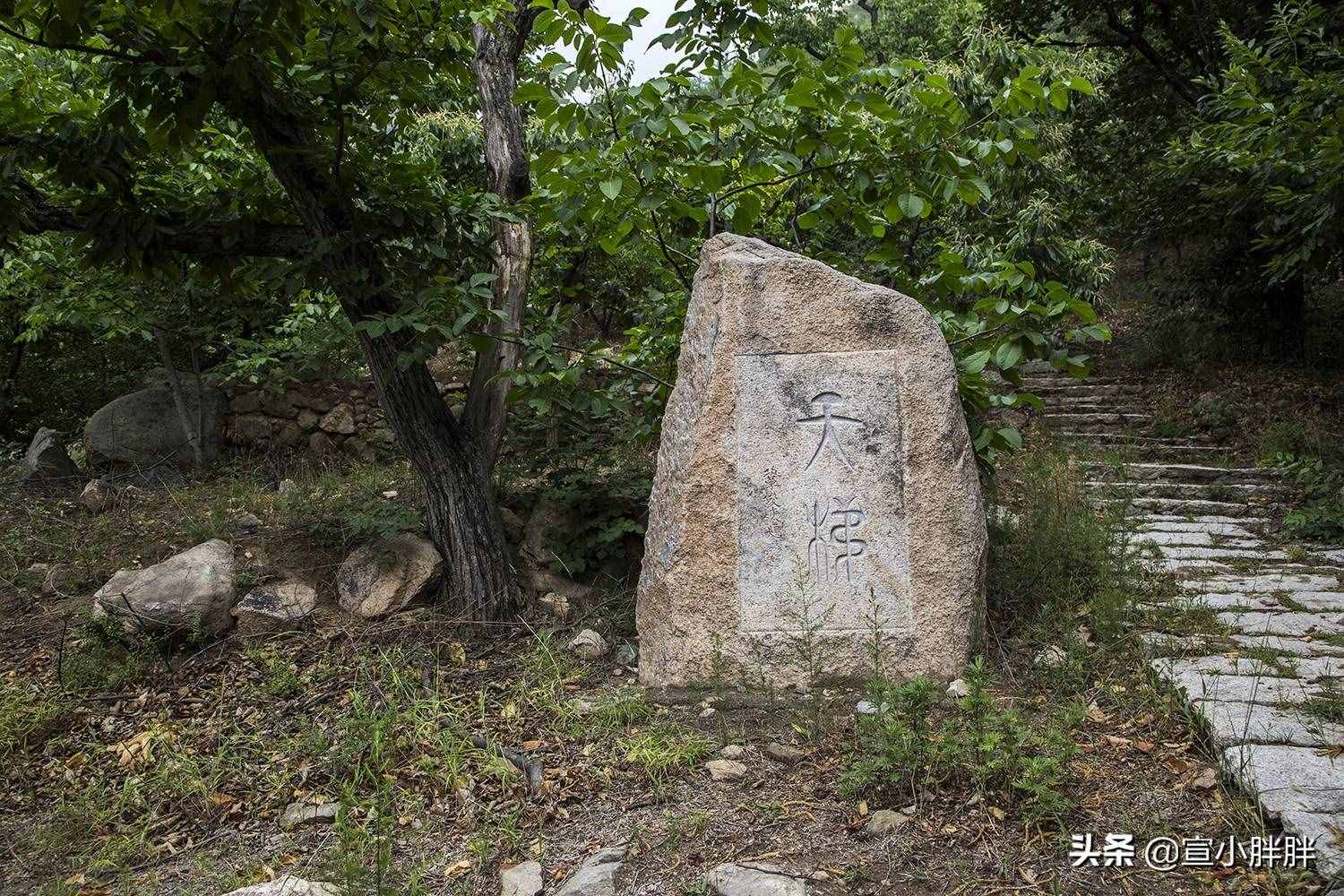 北京懷柔的鱗龍山自然風(fēng)景區(qū)，奇峰怪石，滿山果香