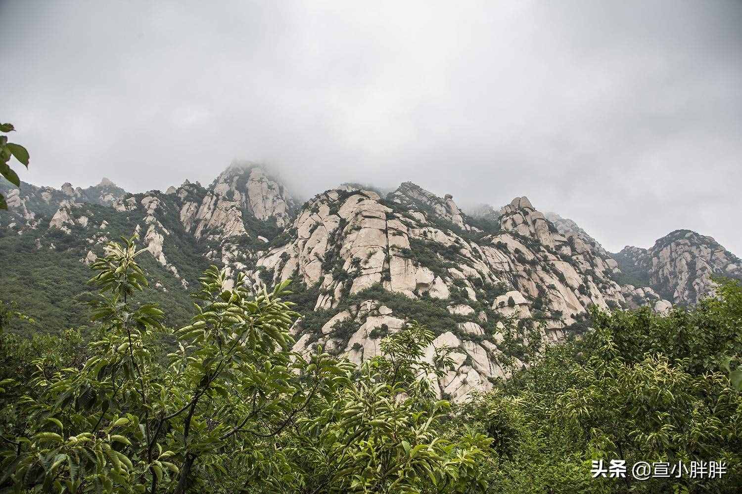 北京懷柔的鱗龍山自然風(fēng)景區(qū)，奇峰怪石，滿山果香