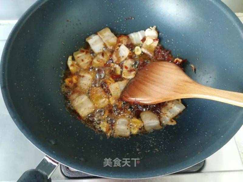 一把青蒜、一塊肉，這樣炒一盤，鮮香又爽口，家人都喊沒吃夠