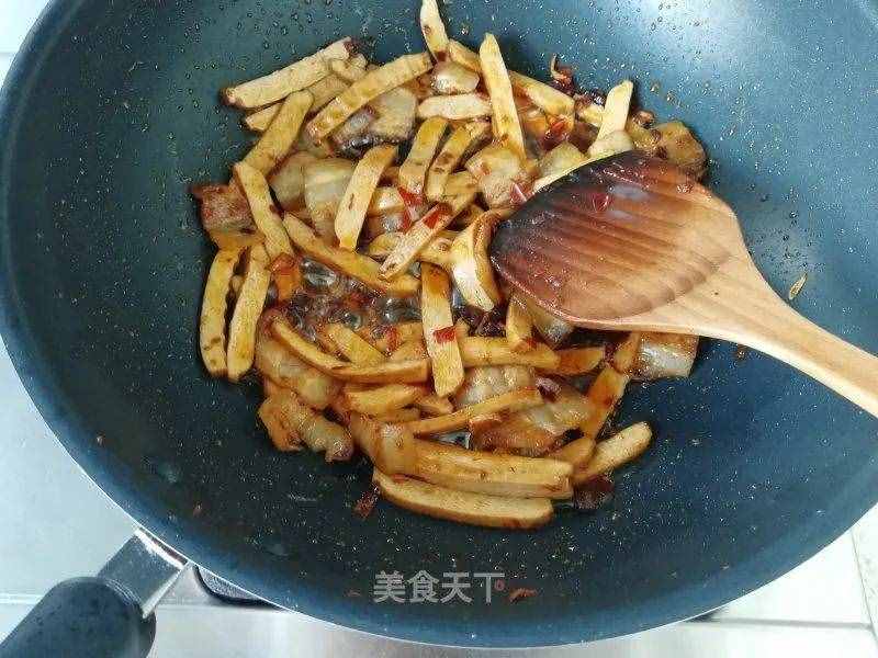 一把青蒜、一塊肉，這樣炒一盤，鮮香又爽口，家人都喊沒吃夠