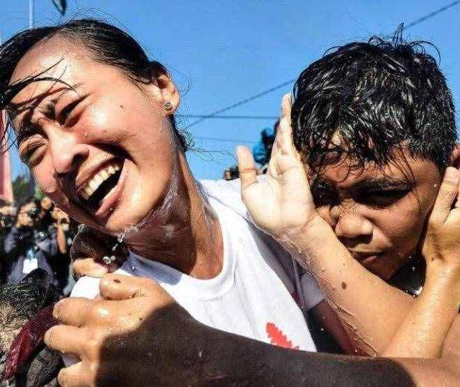 巴厘島的“奇葩”親吻節(jié)，眾多美女被吻哭，游客：再也不敢去了