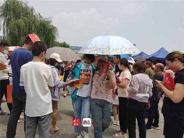 直擊高考最后一天：泰安十九中門口，鮮花和擁抱，一樣都不能少