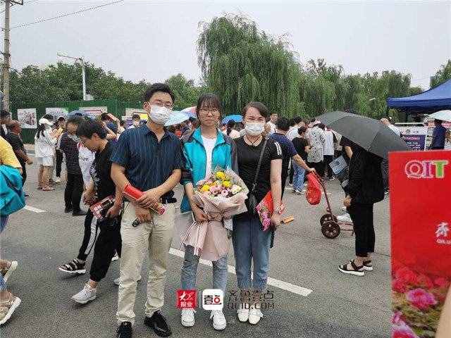 直擊高考最后一天：泰安十九中門口，鮮花和擁抱，一樣都不能少